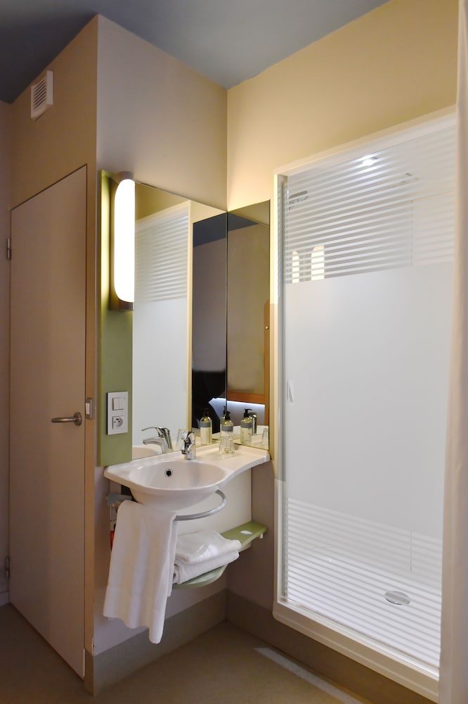 Habitación Familiar Clásica del hotel Ibis Budget Nantes Reze Aeroport. Foto 3