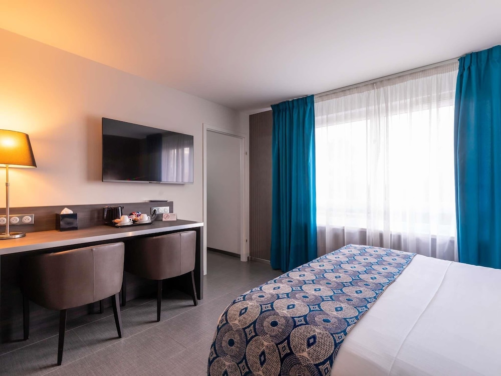 Habitación familiar clásica: 1 cama doble y 2 camas individuales o 1 sofá - cama doble del hotel Mercure Bale Mulhouse Aeroport