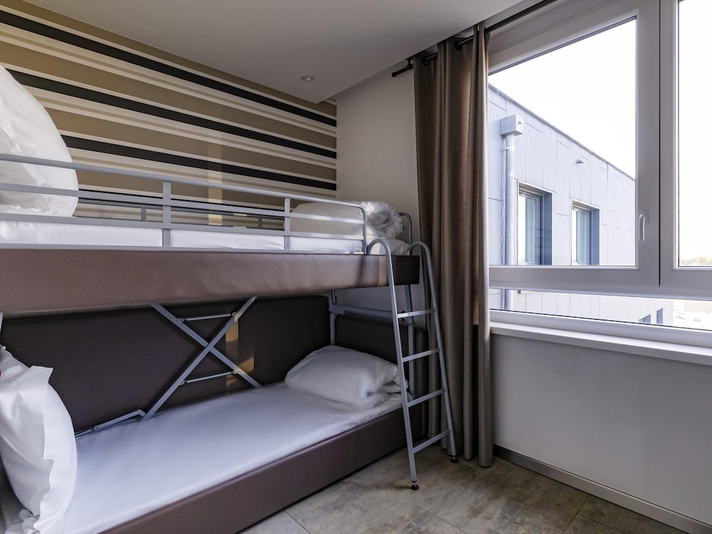 Habitación familiar clásica: 1 cama doble y 2 camas individuales o 1 sofá - cama doble del hotel Mercure Bale Mulhouse Aeroport. Foto 3