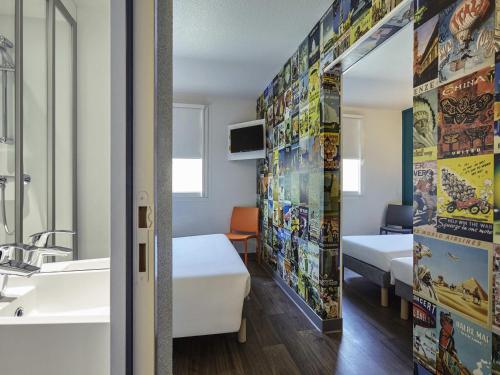 Habitación Familiar Cabrio con baño privado del hotel Hotelf1 Paris Porte De Châtillon. Foto 2