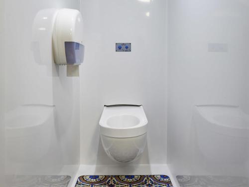 Habitación Estándar adaptada para personas con movilidad reducida del hotel Hotelf1 Paris Porte De Châtillon. Foto 3