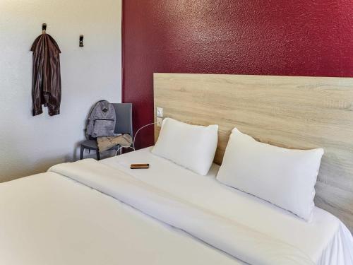 Habitación Estándar adaptada para personas con movilidad reducida del hotel Hotelf1 Paris Porte De Châtillon. Foto 6