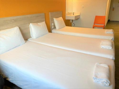 Habitación Break con 2 camas individuales y 1 cama supletoria del hotel Hotelf1 Paris Porte De Châtillon. Foto 1