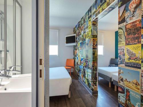 Habitación Familiar Cabrio con baño privado del hotel Hotelf1 Paris Porte De Châtillon. Foto 13