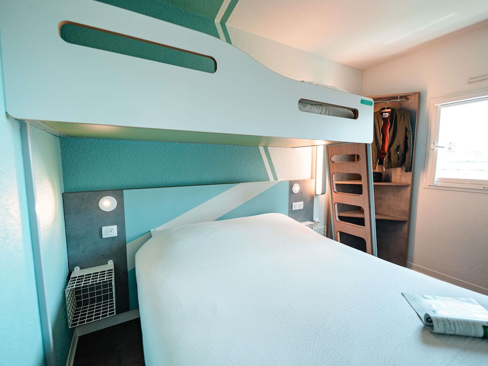 Habitación TRIPLE con una cama de gran tamaño y litera del hotel Ibis Budget Sète Centre. Foto 2