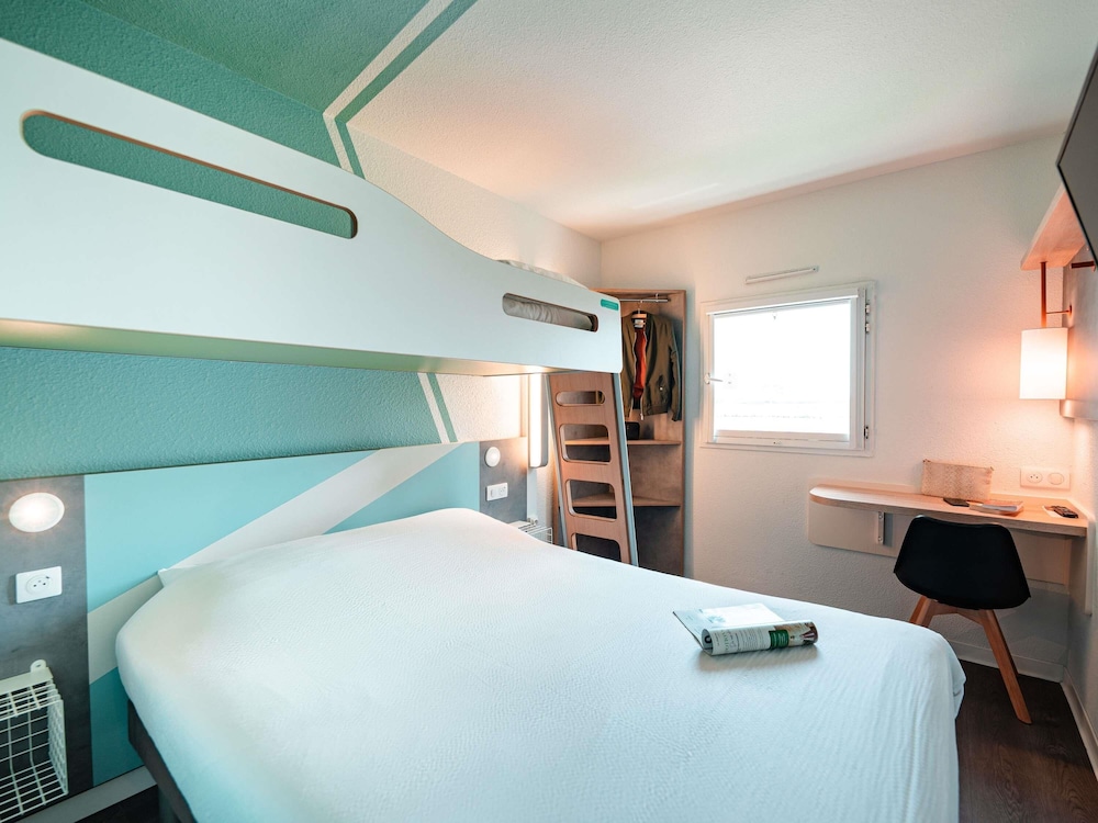 Habitación TRIPLE con una cama de gran tamaño y litera del hotel Ibis Budget Sète Centre. Foto 6