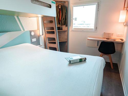 Habitación TRIPLE con una cama de gran tamaño y litera. del hotel Ibis Budget Sète Centre