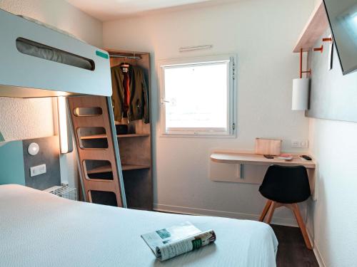 Habitación TRIPLE con una cama de gran tamaño y litera. del hotel Ibis Budget Sète Centre. Foto 1