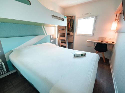 Habitación TRIPLE con una cama de gran tamaño y litera. del hotel Ibis Budget Sète Centre. Foto 2