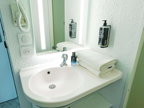 Habitación TRIPLE con una cama de gran tamaño y litera. del hotel Ibis Budget Sète Centre. Foto 3