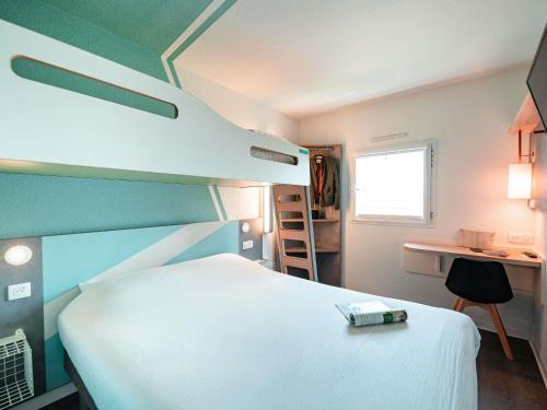 Habitación TRIPLE con una cama de gran tamaño y litera. del hotel Ibis Budget Sète Centre. Foto 4