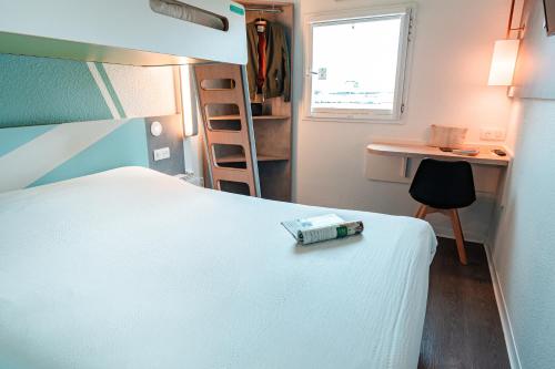 Habitación TRIPLE con una cama de gran tamaño y litera. del hotel Ibis Budget Sète Centre. Foto 5