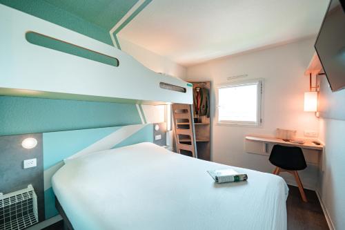 Habitación TRIPLE con una cama de gran tamaño y litera. del hotel Ibis Budget Sète Centre. Foto 6