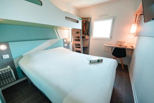 Habitación TRIPLE con una cama de gran tamaño y litera. del hotel Ibis Budget Sète Centre. Foto 7