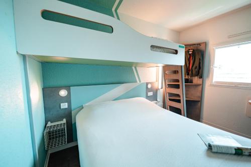 Habitación TRIPLE con una cama de gran tamaño y litera. del hotel Ibis Budget Sète Centre. Foto 8