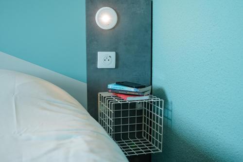 Habitación TRIPLE con una cama de gran tamaño y litera. del hotel Ibis Budget Sète Centre. Foto 9