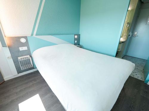 Habitación DOBLE con una cama de gran tamaño del hotel Ibis Budget Sète Centre. Foto 3