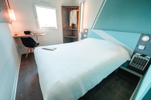 Habitación DOBLE con una cama de gran tamaño del hotel Ibis Budget Sète Centre. Foto 6