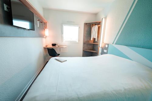 Habitación DOBLE con una cama de gran tamaño del hotel Ibis Budget Sète Centre. Foto 8