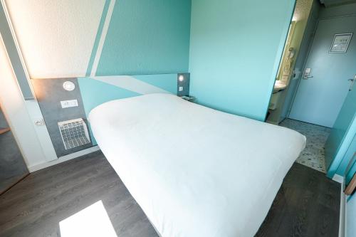 Habitación DOBLE con una cama de gran tamaño del hotel Ibis Budget Sète Centre. Foto 9