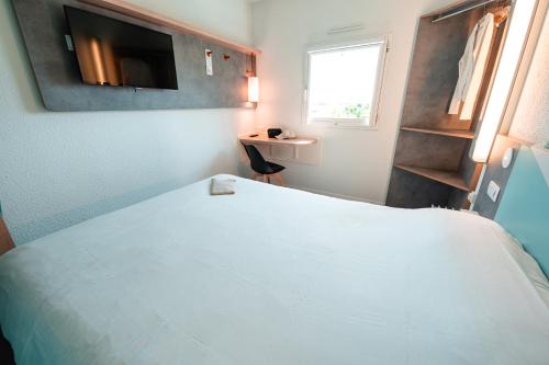 Habitación DOBLE con una cama de gran tamaño del hotel Ibis Budget Sète Centre. Foto 10