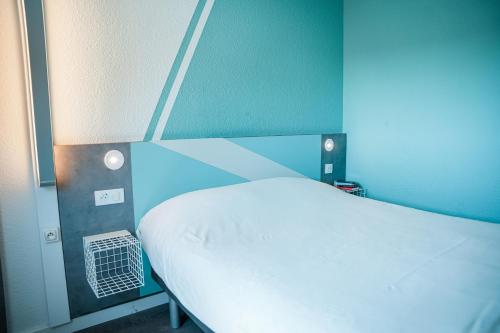 Habitación DOBLE con una cama de gran tamaño del hotel Ibis Budget Sète Centre. Foto 11