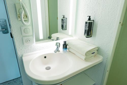 Habitación DOBLE con una cama de gran tamaño del hotel Ibis Budget Sète Centre. Foto 13