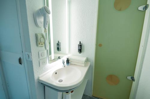 Habitación DOBLE con una cama de gran tamaño del hotel Ibis Budget Sète Centre. Foto 14