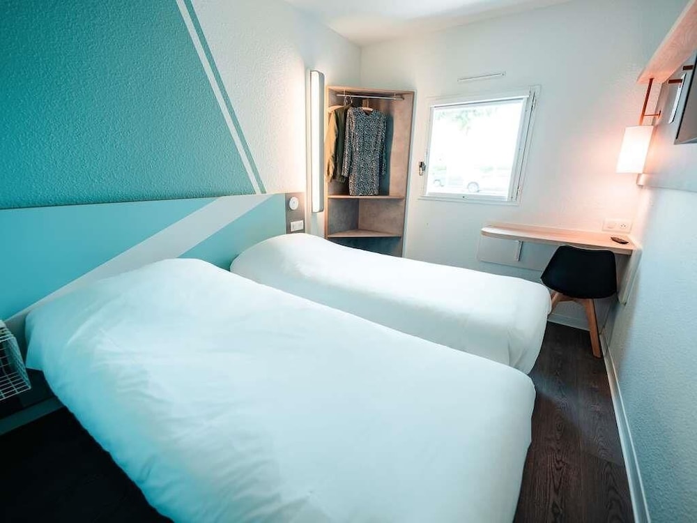 Habitación con dos camas individuales del hotel Ibis Budget Sète Centre. Foto 1