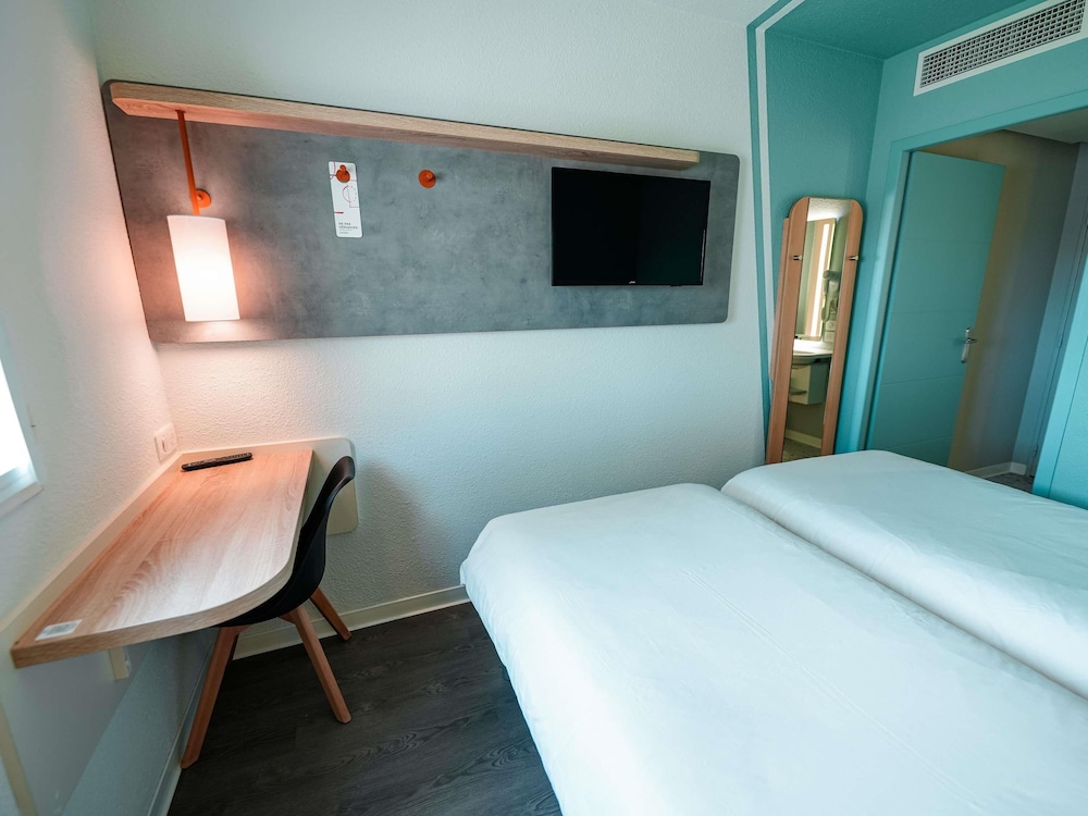 Habitación con dos camas individuales del hotel Ibis Budget Sète Centre. Foto 4