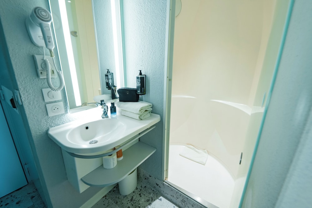 Habitación con dos camas individuales del hotel Ibis Budget Sète Centre. Foto 6