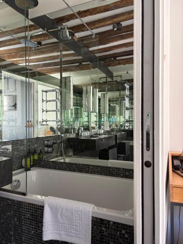 Habitación Doble - 1 o 2 camas del hotel Boutique Hôtel De La Place Des Vosges. Foto 1