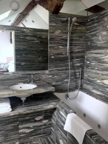 Habitación cuádruple del hotel Boutique Hôtel De La Place Des Vosges. Foto 6