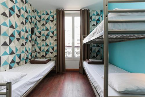 Habitación cuádruple del hotel Oops! Latin Quarter By Hiphophostels. Foto 1