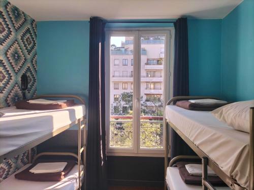 Habitación cuádruple del hotel Oops! Latin Quarter By Hiphophostels. Foto 3
