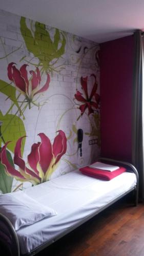 Cama en habitación compartida mixta de 4 camas del hotel Oops! Latin Quarter By Hiphophostels. Foto 2