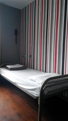 Cama en habitación compartida mixta de 4 camas del hotel Oops! Latin Quarter By Hiphophostels. Foto 3