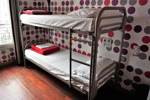 Cama en habitación femenina compartida de 4 camas del hotel Oops! Latin Quarter By Hiphophostels. Foto 3