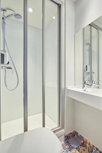 Habitación Cabrio con baño privado - Novedad #ontheroad del hotel Hotelf1 Mulhouse Centre Ouest. Foto 10