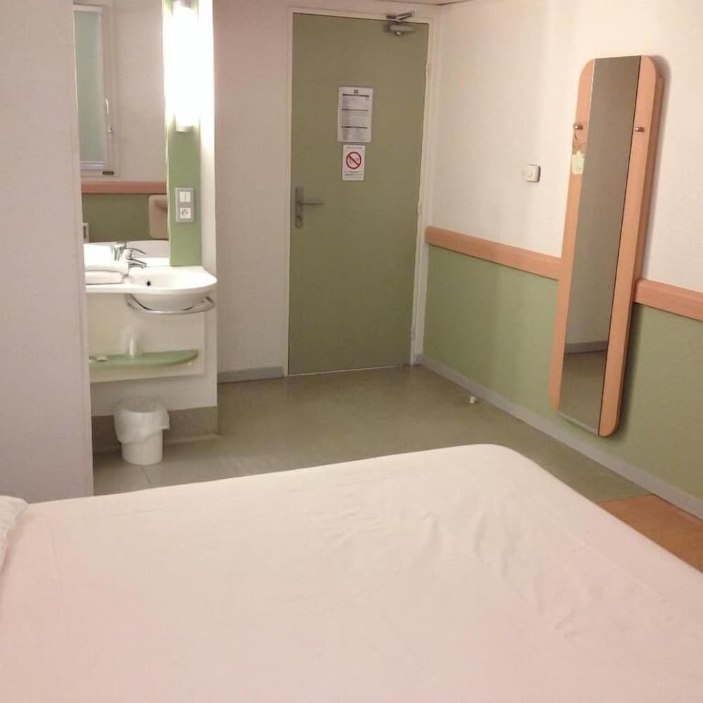 Habitación DOBLE con una cama de gran tamaño del hotel Ibis Budget Vitry Sur Seine N7. Foto 1