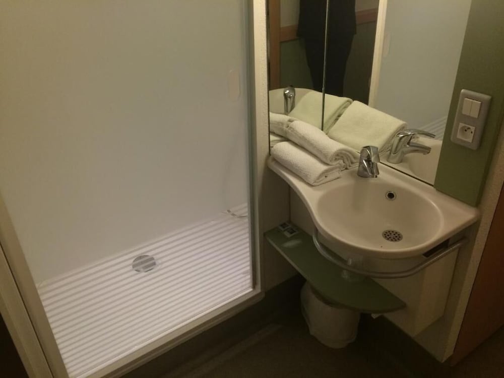 Habitación DOBLE con una cama de gran tamaño del hotel Ibis Budget Vitry Sur Seine N7. Foto 2
