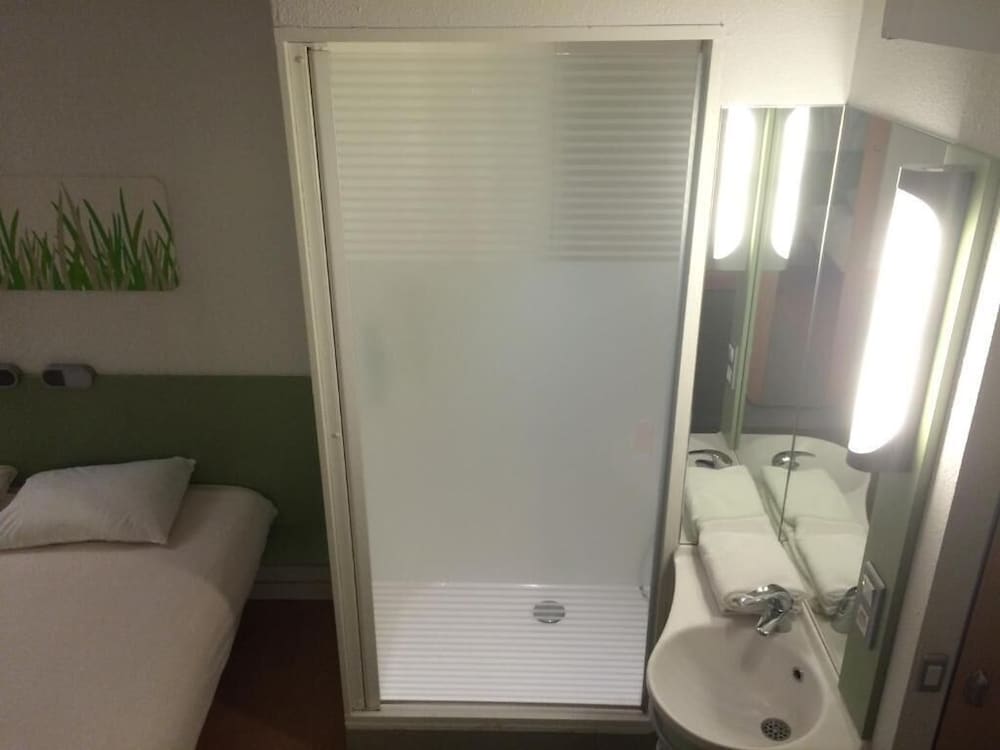 Habitación DOBLE con una cama de gran tamaño del hotel Ibis Budget Vitry Sur Seine N7. Foto 4