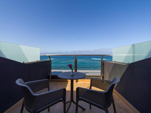 Habitación Doble Deluxe con balcón y vistas al mar del hotel Sercotel Playa Canteras. Foto 3