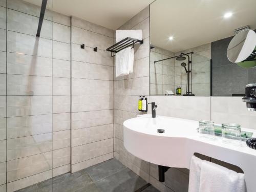 Habitación Doble Deluxe con balcón y vistas al mar del hotel Sercotel Playa Canteras. Foto 4