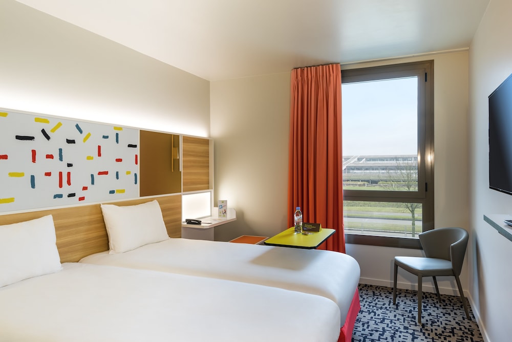 Habitación estándar con 2 camas individuales del hotel Ibis Styles Guyancourt Versailles. Foto 2