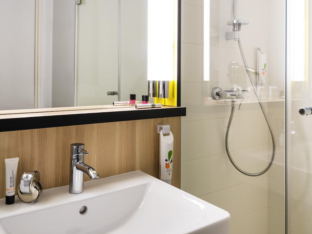 Habitación estándar con 1 cama doble y 1 sofá del hotel Ibis Styles Guyancourt Versailles. Foto 1