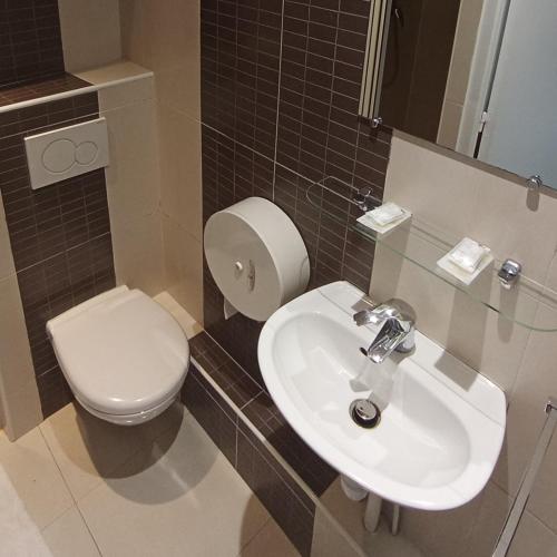 Habitación Doble con baño privado del hotel Caulaincourt Montmartre By Hiphophostels