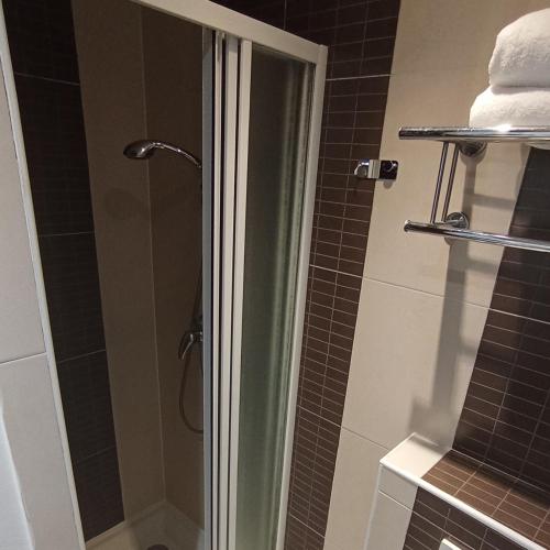 Habitación Doble con baño privado del hotel Caulaincourt Montmartre By Hiphophostels. Foto 1