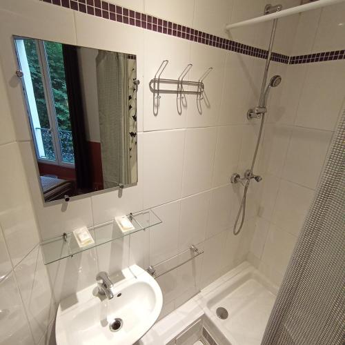 Habitación Doble con ducha - 2 camas del hotel Caulaincourt Montmartre By Hiphophostels