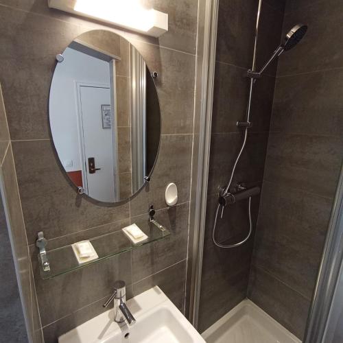 Habitación Individual con baño privado del hotel Caulaincourt Montmartre By Hiphophostels. Foto 4